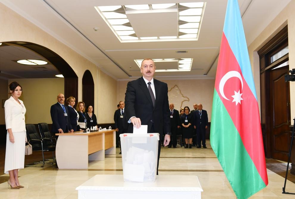 Prezident İlham Əliyev və birinci xanım Mehriban Əliyeva 6 saylı seçki məntəqəsində səs veriblər (FOTO)
