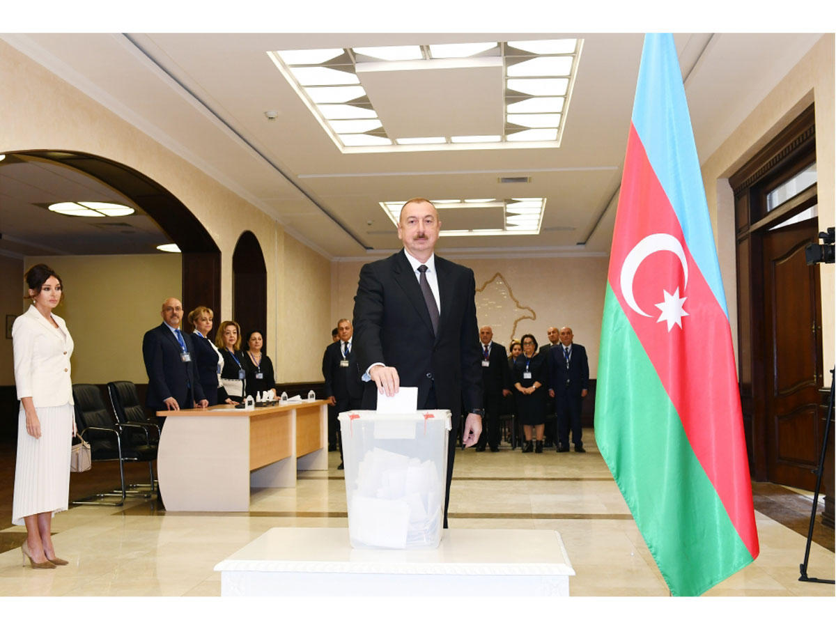 Prezident İlham Əliyev və birinci xanım Mehriban Əliyeva 6 saylı seçki məntəqəsində səs veriblər (FOTO)