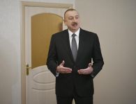 Prezident İlham Əliyev Qarabağ müharibəsi əlillərinə, onlara bərabər tutulan şəxslərə mənzillərin və avtomobillərin təqdim olunması mərasimində iştirak edib (FOTO) (YENİLƏNİB)