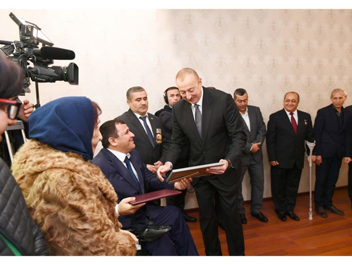 Prezident İlham Əliyev Qarabağ müharibəsi əlillərinə, onlara bərabər tutulan şəxslərə mənzillərin və avtomobillərin təqdim olunması mərasimində iştirak edib (FOTO) (YENİLƏNİB)