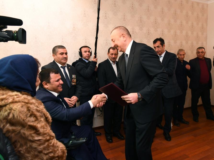 Prezident İlham Əliyev Qarabağ müharibəsi əlillərinə, onlara bərabər tutulan şəxslərə mənzillərin və avtomobillərin təqdim olunması mərasimində iştirak edib (FOTO) (YENİLƏNİB)
