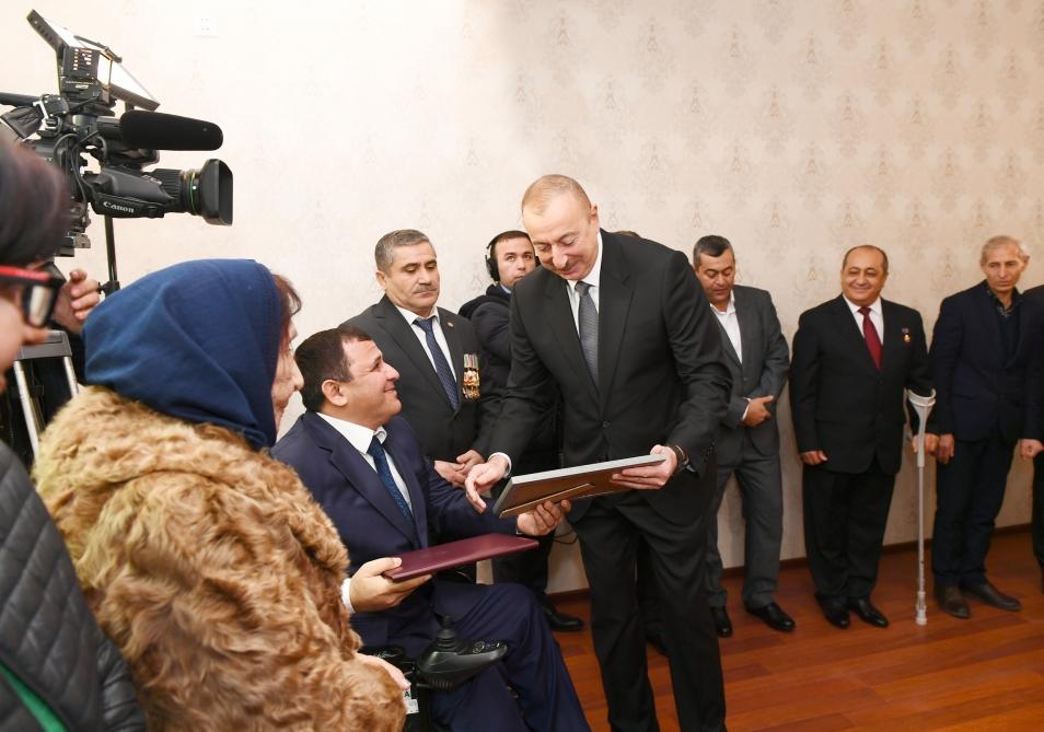 Prezident İlham Əliyev Qarabağ müharibəsi əlillərinə, onlara bərabər tutulan şəxslərə mənzillərin və avtomobillərin təqdim olunması mərasimində iştirak edib (FOTO) (YENİLƏNİB)