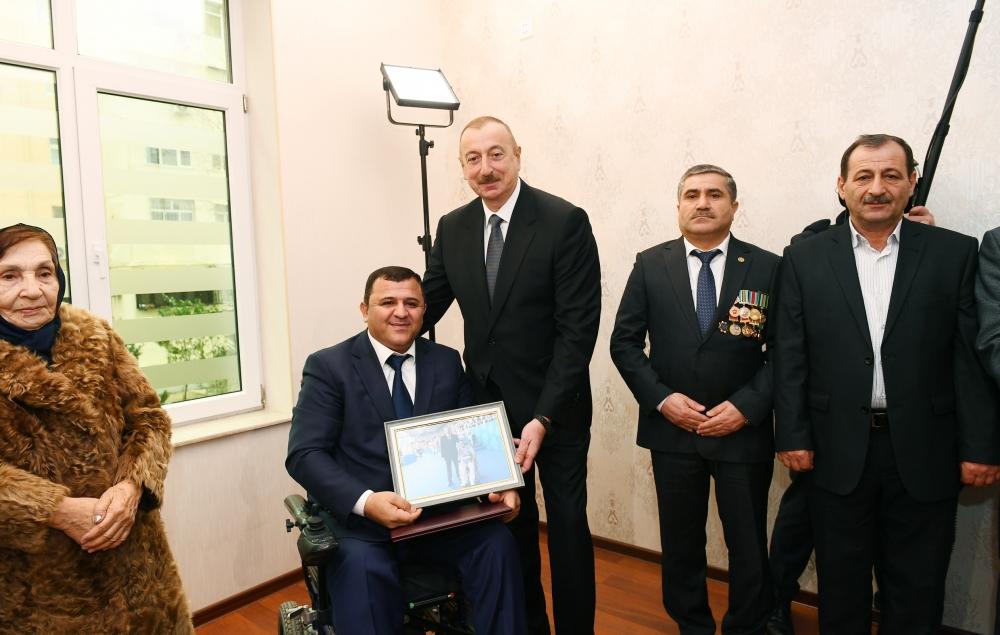 Prezident İlham Əliyev Qarabağ müharibəsi əlillərinə, onlara bərabər tutulan şəxslərə mənzillərin və avtomobillərin təqdim olunması mərasimində iştirak edib (FOTO) (YENİLƏNİB)