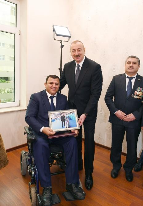 Prezident İlham Əliyev Qarabağ müharibəsi əlillərinə, onlara bərabər tutulan şəxslərə mənzillərin və avtomobillərin təqdim olunması mərasimində iştirak edib (FOTO) (YENİLƏNİB)