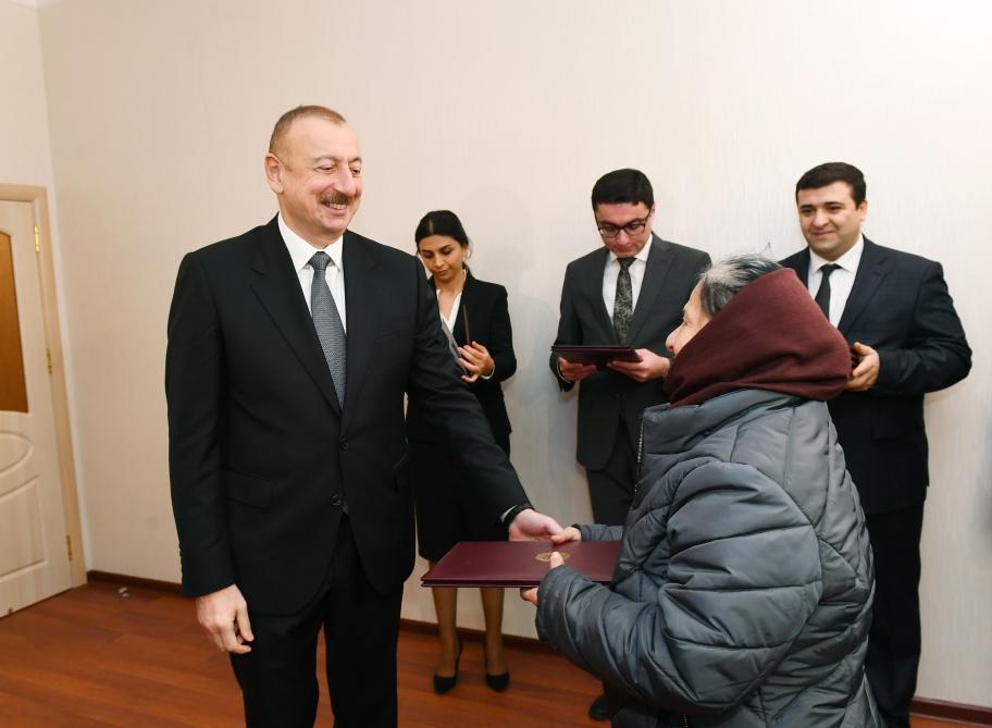 Prezident İlham Əliyev Qarabağ müharibəsi əlillərinə, onlara bərabər tutulan şəxslərə mənzillərin və avtomobillərin təqdim olunması mərasimində iştirak edib (FOTO) (YENİLƏNİB)