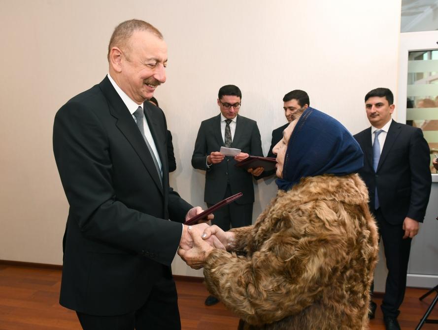 Prezident İlham Əliyev Qarabağ müharibəsi əlillərinə, onlara bərabər tutulan şəxslərə mənzillərin və avtomobillərin təqdim olunması mərasimində iştirak edib (FOTO) (YENİLƏNİB)