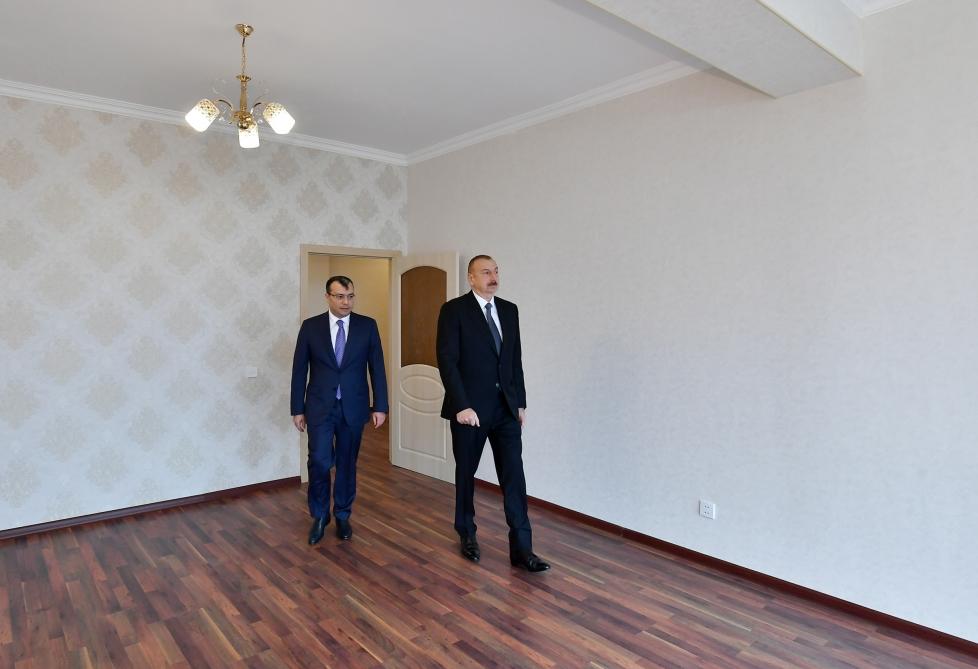 Prezident İlham Əliyev Qarabağ müharibəsi əlillərinə, onlara bərabər tutulan şəxslərə mənzillərin və avtomobillərin təqdim olunması mərasimində iştirak edib (FOTO) (YENİLƏNİB)
