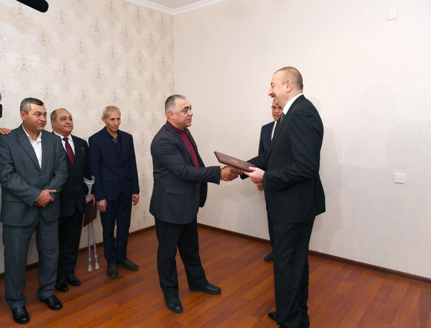 Prezident İlham Əliyev Qarabağ müharibəsi əlillərinə, onlara bərabər tutulan şəxslərə mənzillərin və avtomobillərin təqdim olunması mərasimində iştirak edib (FOTO) (YENİLƏNİB)
