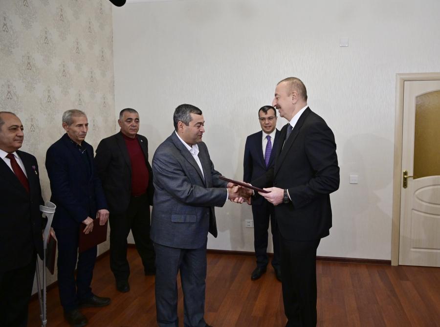 Prezident İlham Əliyev Qarabağ müharibəsi əlillərinə, onlara bərabər tutulan şəxslərə mənzillərin və avtomobillərin təqdim olunması mərasimində iştirak edib (FOTO) (YENİLƏNİB)