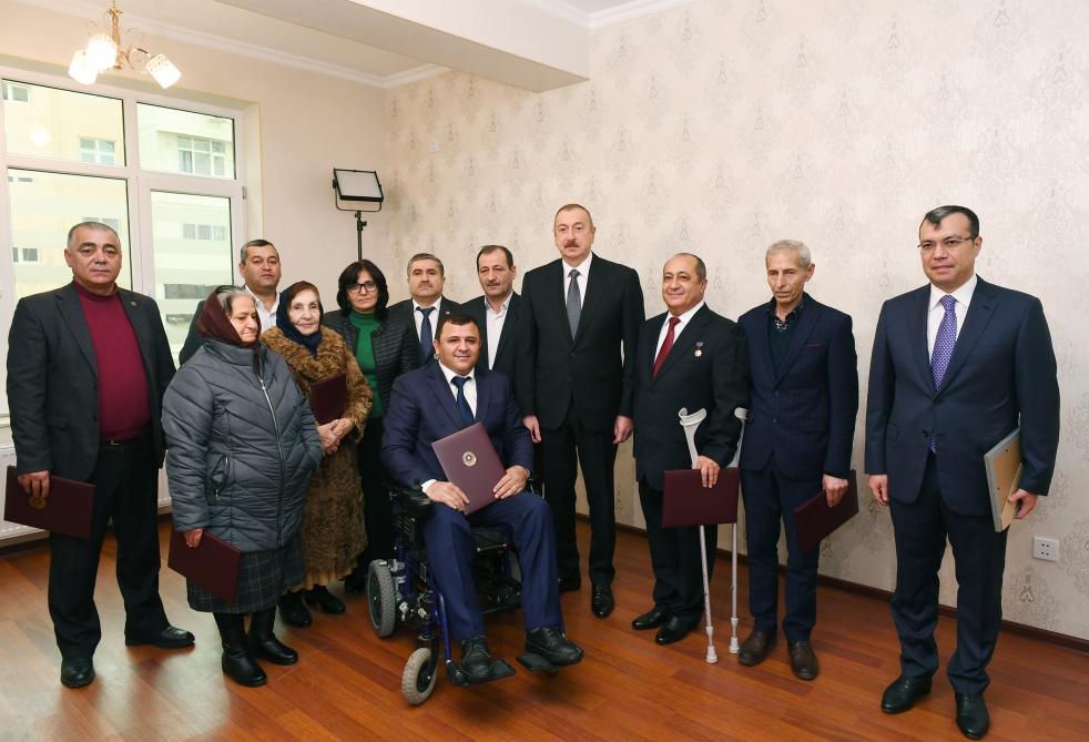 Prezident İlham Əliyev Qarabağ müharibəsi əlillərinə, onlara bərabər tutulan şəxslərə mənzillərin və avtomobillərin təqdim olunması mərasimində iştirak edib (FOTO) (YENİLƏNİB)