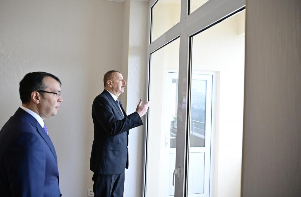 Prezident İlham Əliyev Qarabağ müharibəsi əlillərinə, onlara bərabər tutulan şəxslərə mənzillərin və avtomobillərin təqdim olunması mərasimində iştirak edib (FOTO) (YENİLƏNİB)