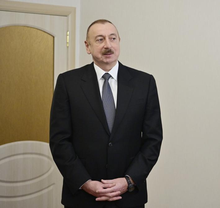 Prezident İlham Əliyev Qarabağ müharibəsi əlillərinə, onlara bərabər tutulan şəxslərə mənzillərin və avtomobillərin təqdim olunması mərasimində iştirak edib (FOTO) (YENİLƏNİB)