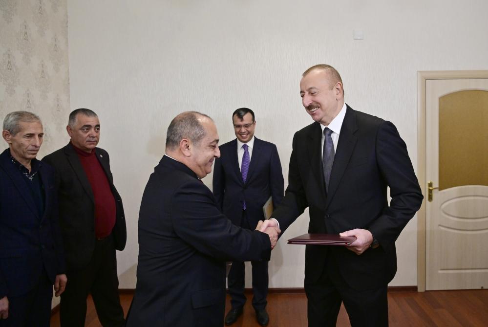 Prezident İlham Əliyev Qarabağ müharibəsi əlillərinə, onlara bərabər tutulan şəxslərə mənzillərin və avtomobillərin təqdim olunması mərasimində iştirak edib (FOTO) (YENİLƏNİB)