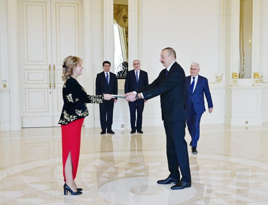 Prezident İlham Əliyev Əlcəzairin Azərbaycanda yeni təyin olunmuş səfirinin etimadnaməsini qəbul edib (FOTO) (YENİLƏNİB)