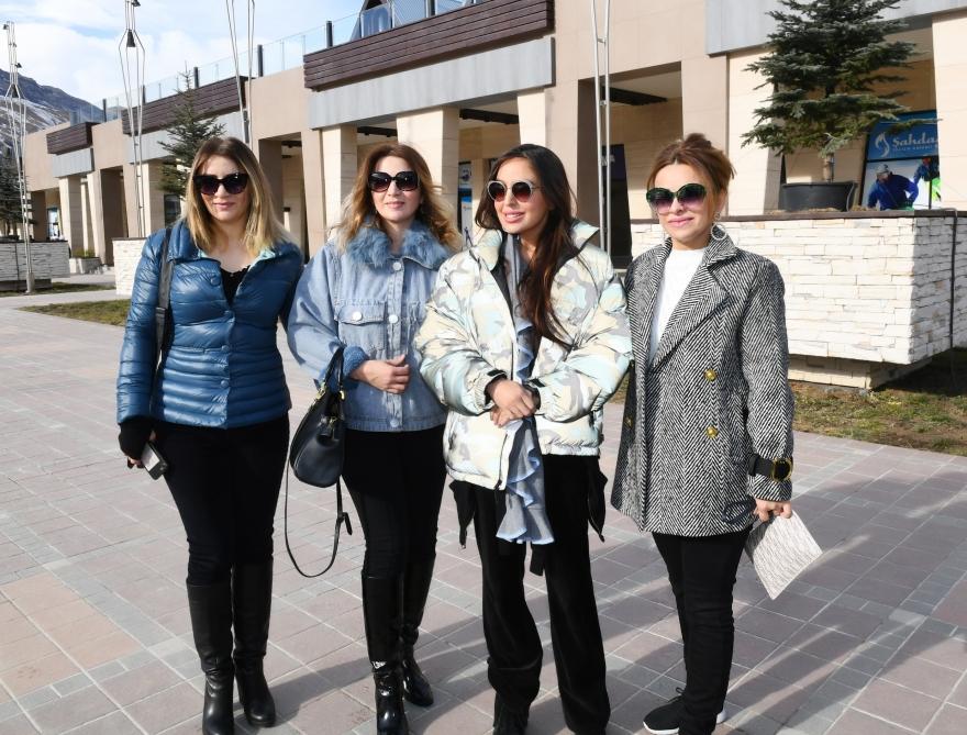 Prezident İlham Əliyev və birinci xanım Mehriban Əliyeva “Şahdağ” Turizm Mərkəzində görülən işlərlə tanış olublar (FOTO/VİDEO) (YENİLƏNİB 2)