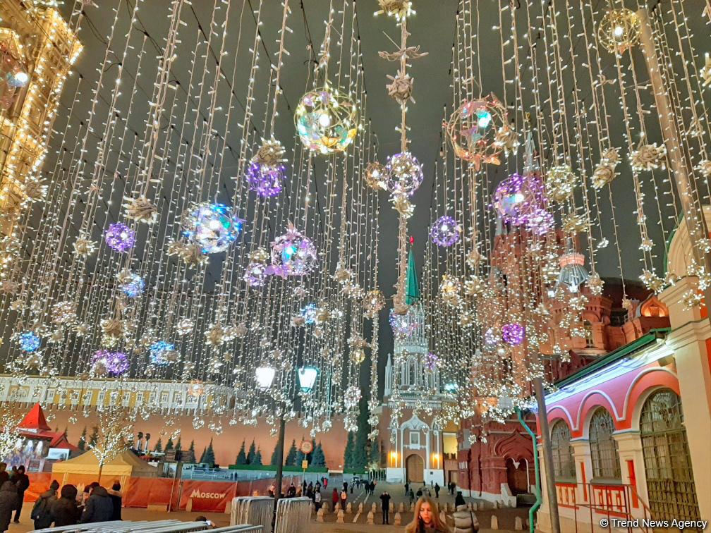 Moskva Yeni ili qarşılamağa hazırlaşır (FOTOREPORTAJ)