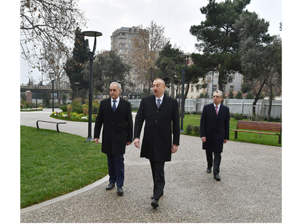 Prezident İlham Əliyev Bakının daha bir parkında aparılan yenidənqurma işləri ilə tanış olub (FOTO) (YENİLƏNİB)