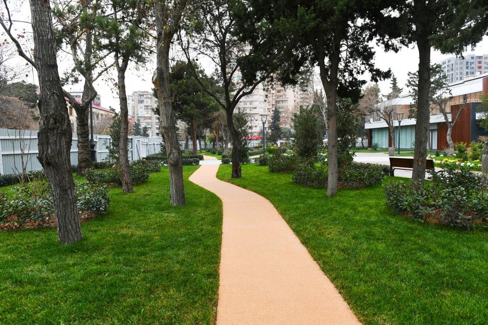 Prezident İlham Əliyev Bakının daha bir parkında aparılan yenidənqurma işləri ilə tanış olub (FOTO) (YENİLƏNİB)