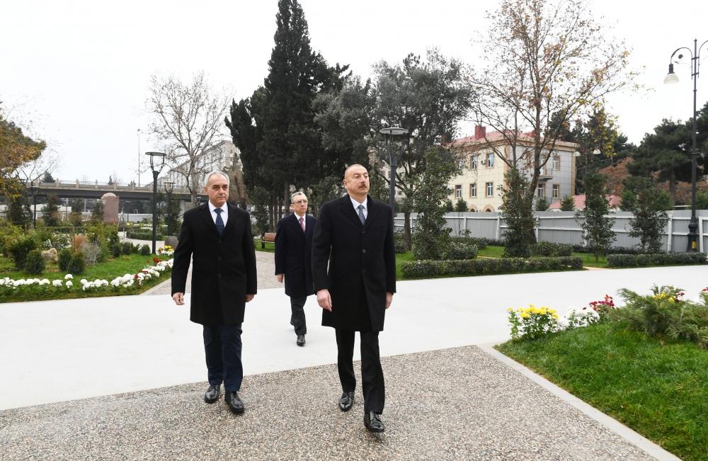 Prezident İlham Əliyev Bakının daha bir parkında aparılan yenidənqurma işləri ilə tanış olub (FOTO) (YENİLƏNİB)