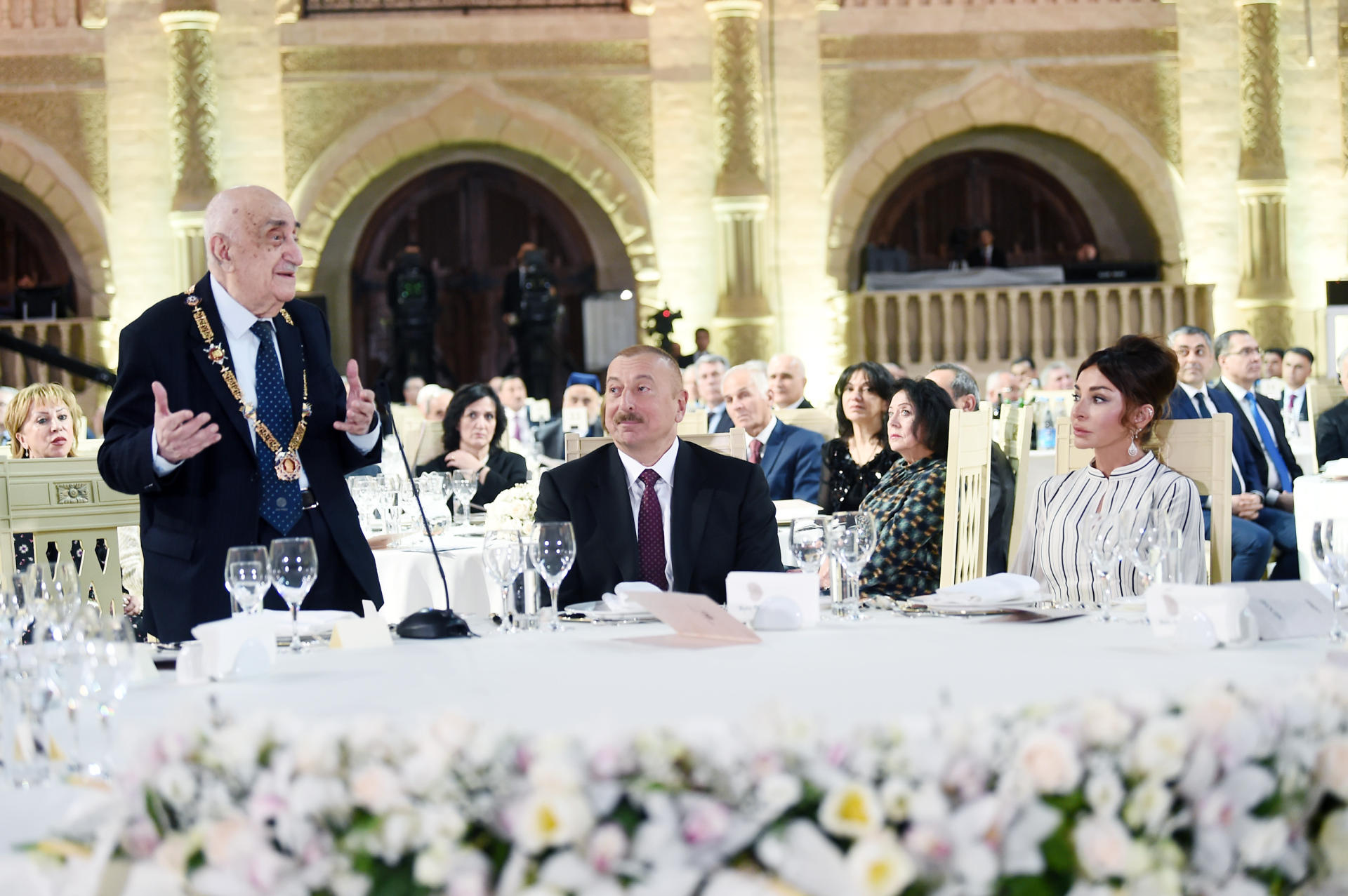 Prezident İlham Əliyev və birinci xanım Mehriban Əliyeva Xoşbəxt Yusifzadənin 90 illik yubileyi münasibətilə keçirilən mərasimdə iştirak ediblər (YENİLƏNİB) (FOTO/VİDEO)