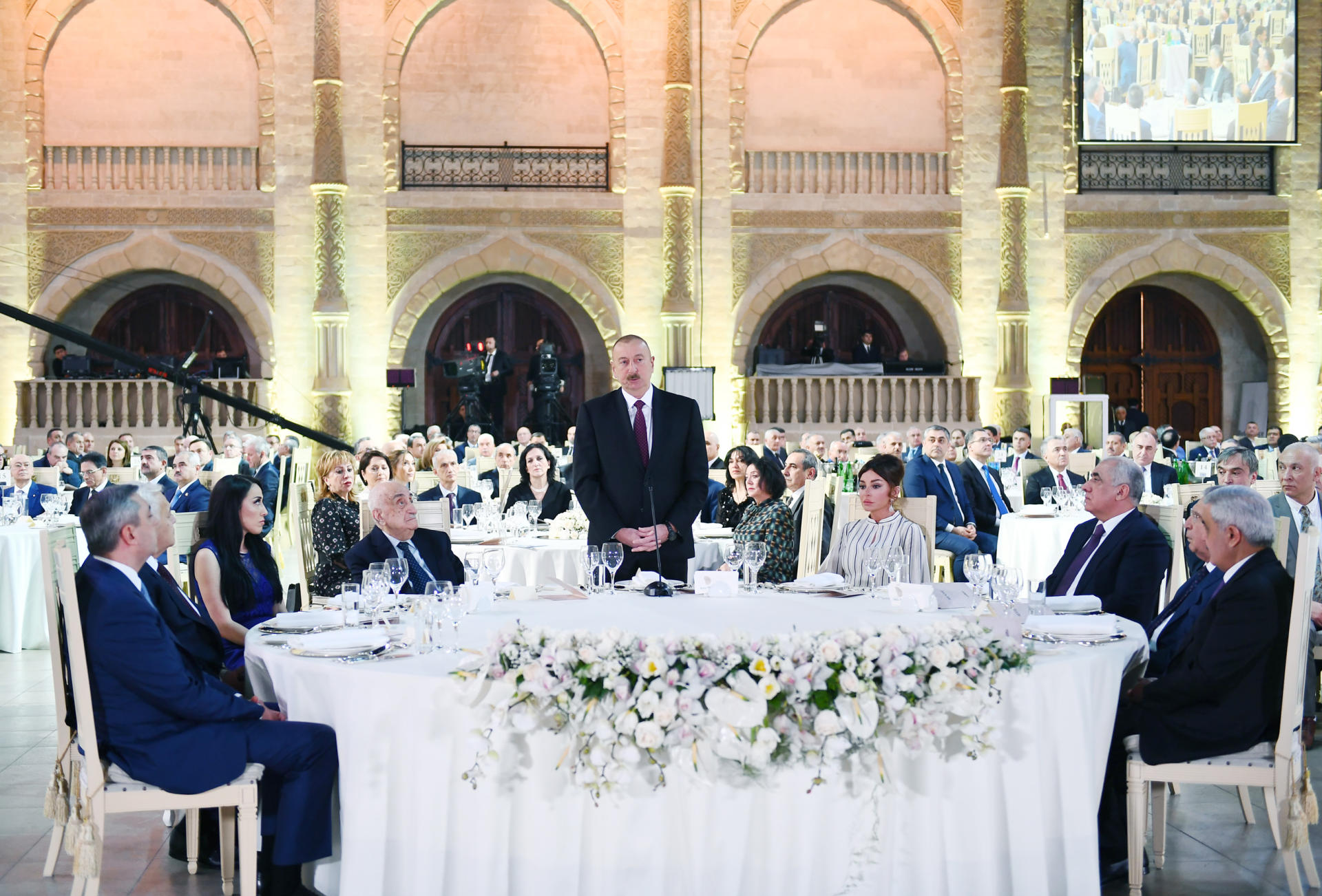 Prezident İlham Əliyev və birinci xanım Mehriban Əliyeva Xoşbəxt Yusifzadənin 90 illik yubileyi münasibətilə keçirilən mərasimdə iştirak ediblər (YENİLƏNİB) (FOTO/VİDEO)