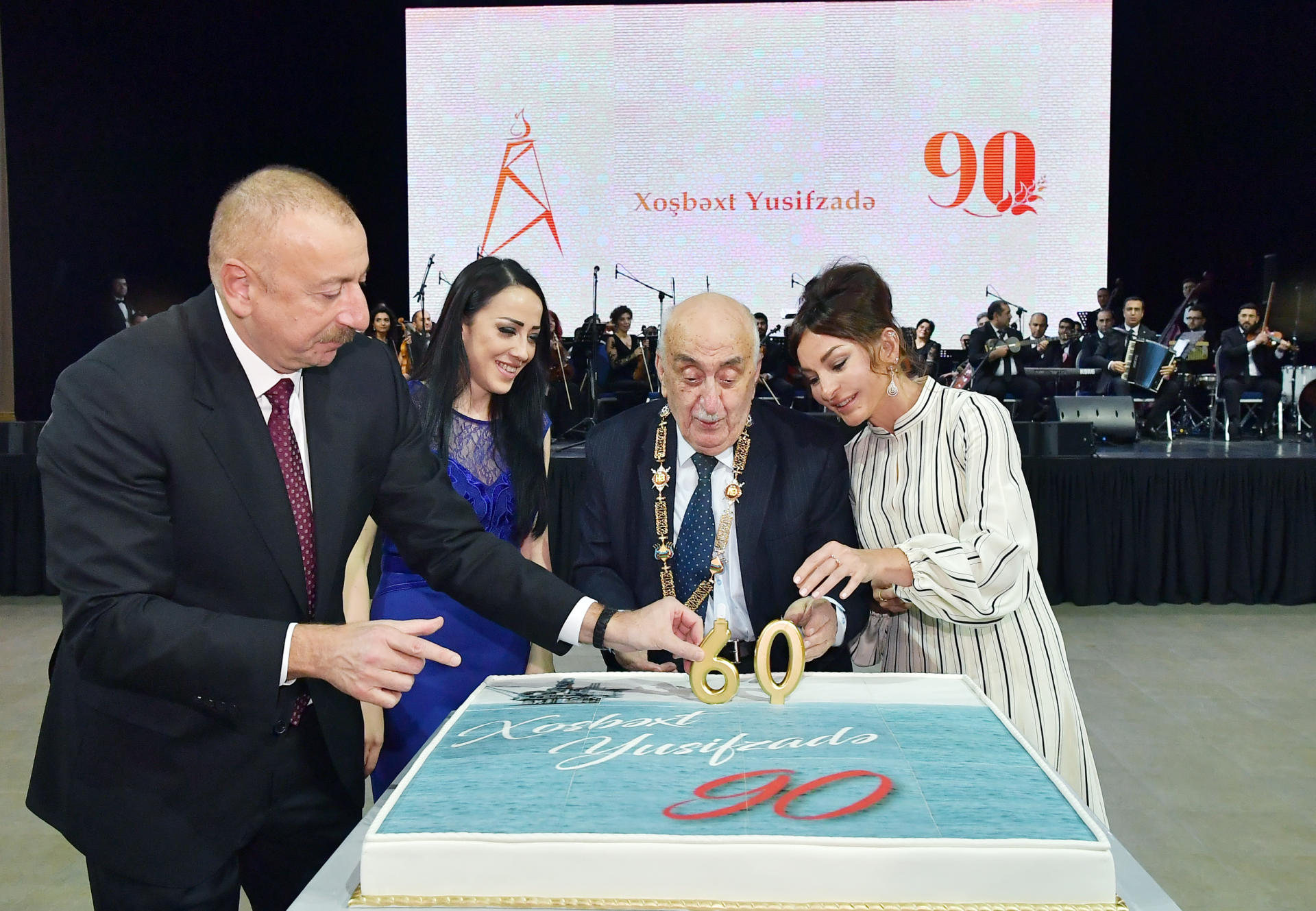 Prezident İlham Əliyev və birinci xanım Mehriban Əliyeva Xoşbəxt Yusifzadənin 90 illik yubileyi münasibətilə keçirilən mərasimdə iştirak ediblər (YENİLƏNİB) (FOTO/VİDEO)