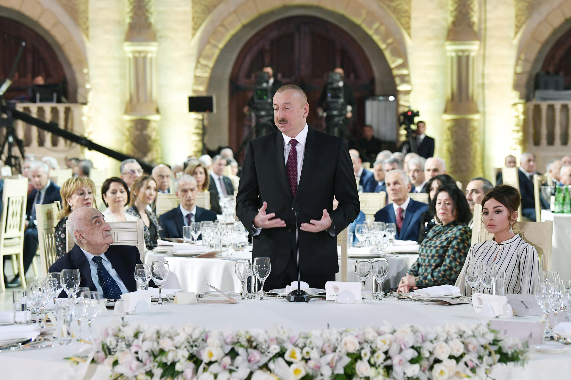 Prezident İlham Əliyev və birinci xanım Mehriban Əliyeva Xoşbəxt Yusifzadənin 90 illik yubileyi münasibətilə keçirilən mərasimdə iştirak ediblər (YENİLƏNİB) (FOTO/VİDEO)