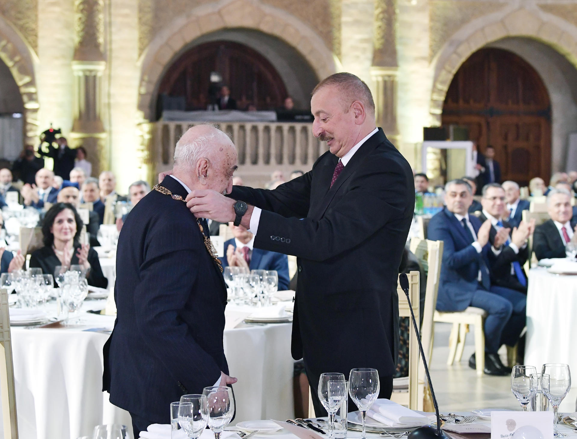 Prezident İlham Əliyev və birinci xanım Mehriban Əliyeva Xoşbəxt Yusifzadənin 90 illik yubileyi münasibətilə keçirilən mərasimdə iştirak ediblər (YENİLƏNİB) (FOTO/VİDEO)