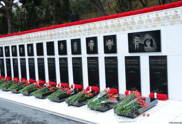 Qazaxıstan səfirliyi 20 Yanvar qurbanlarının xatirəsini anıb
