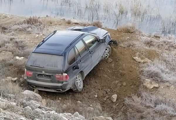 Bakıda qəza: "BMW X5" dərəyə yuvarlandı (FOTO/VİDEO)