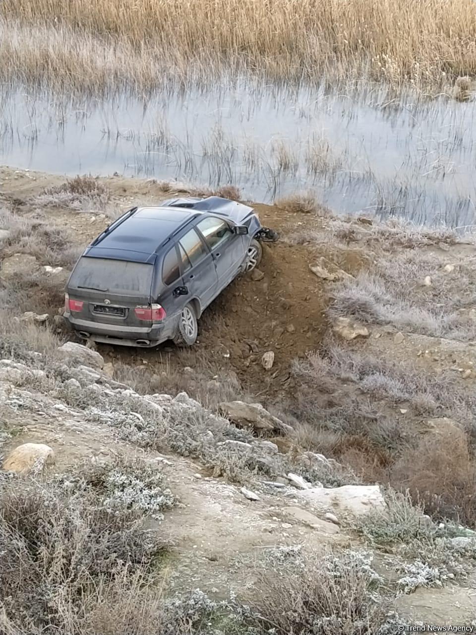 Bakıda qəza: "BMW X5" dərəyə yuvarlandı (FOTO/VİDEO)