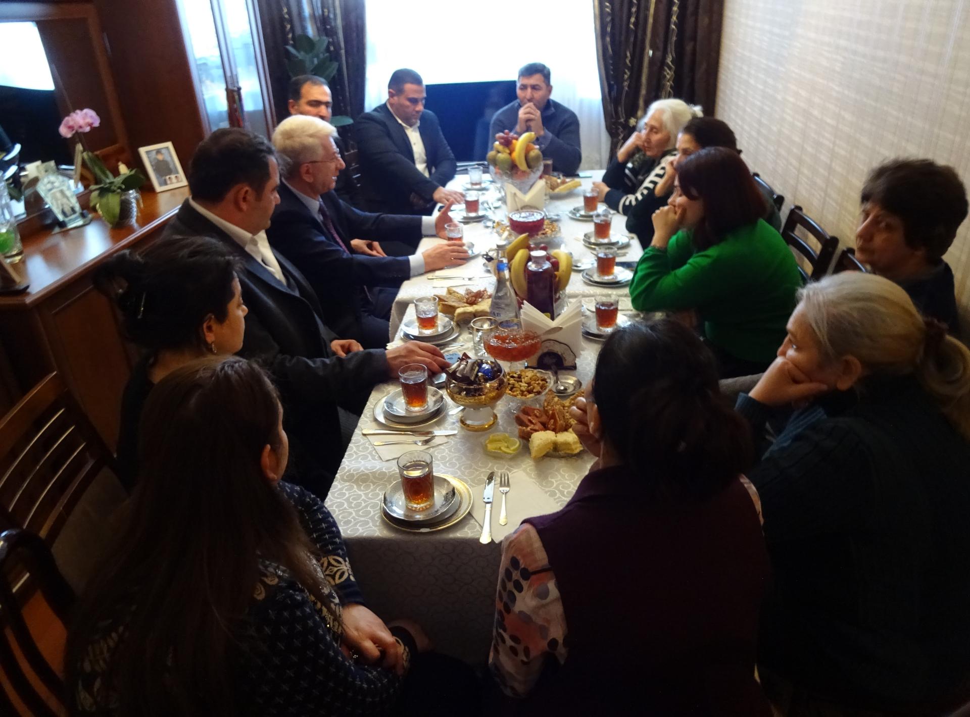 Bəxtiyar Əliyev seçicilərlə görüşlərini davam etdirir (FOTO)