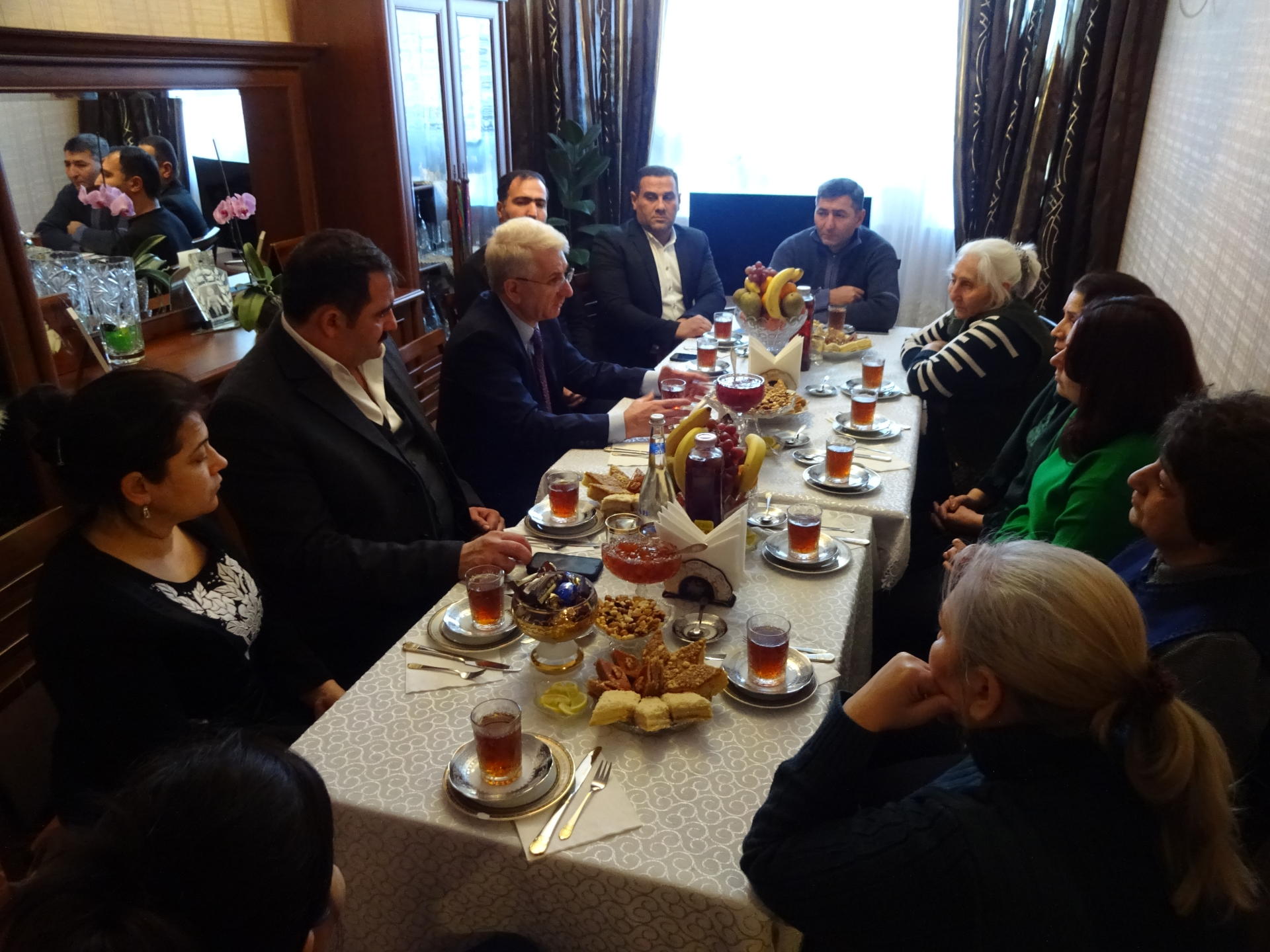 Bəxtiyar Əliyev seçicilərlə görüşlərini davam etdirir (FOTO)
