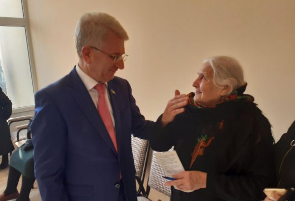 Bəxtiyar Əliyev seçicilərlə görüşlərini davam etdirir (FOTO)