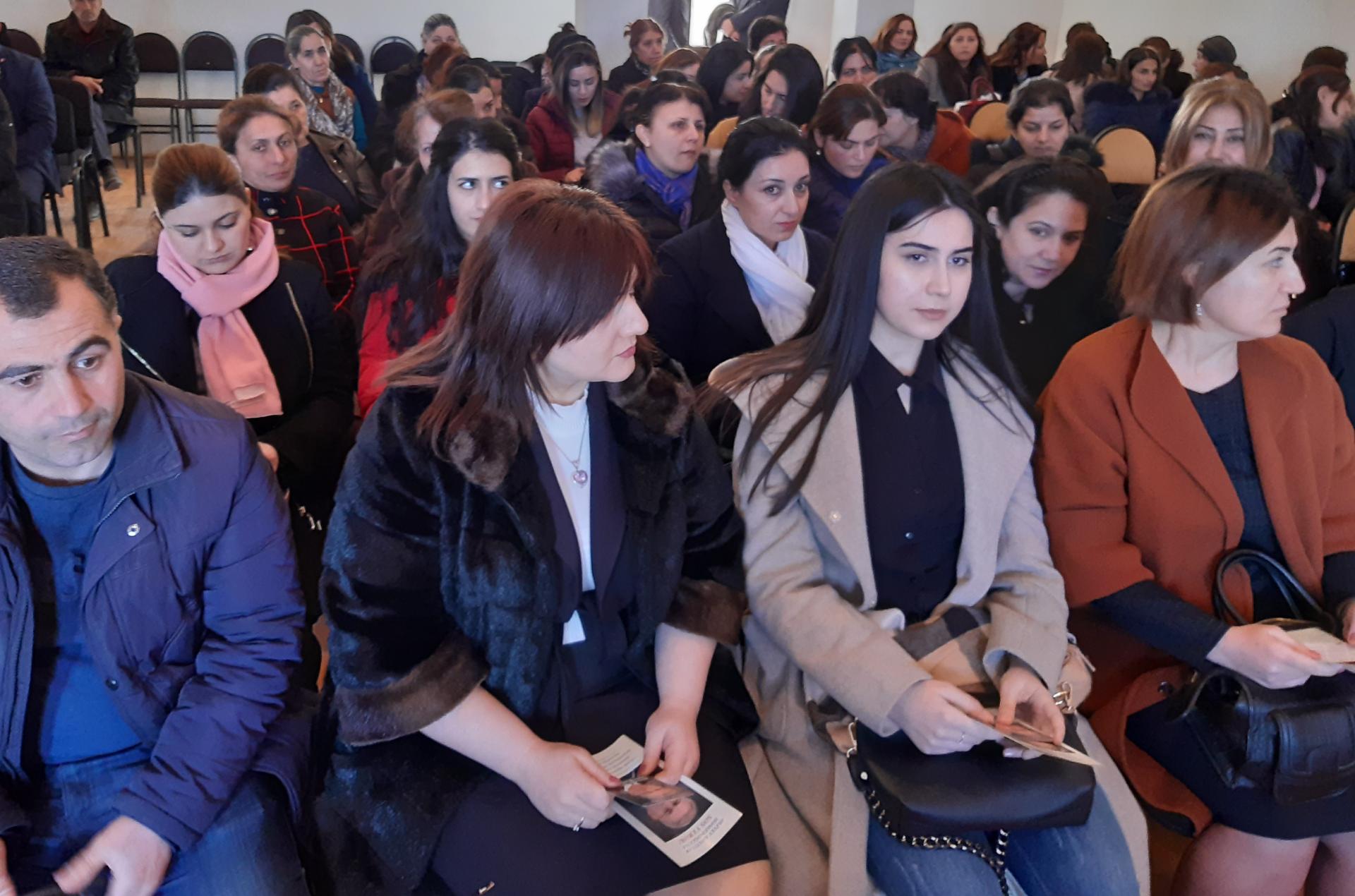 Bəxtiyar Əliyev seçicilərlə görüşlərini davam etdirir (FOTO)