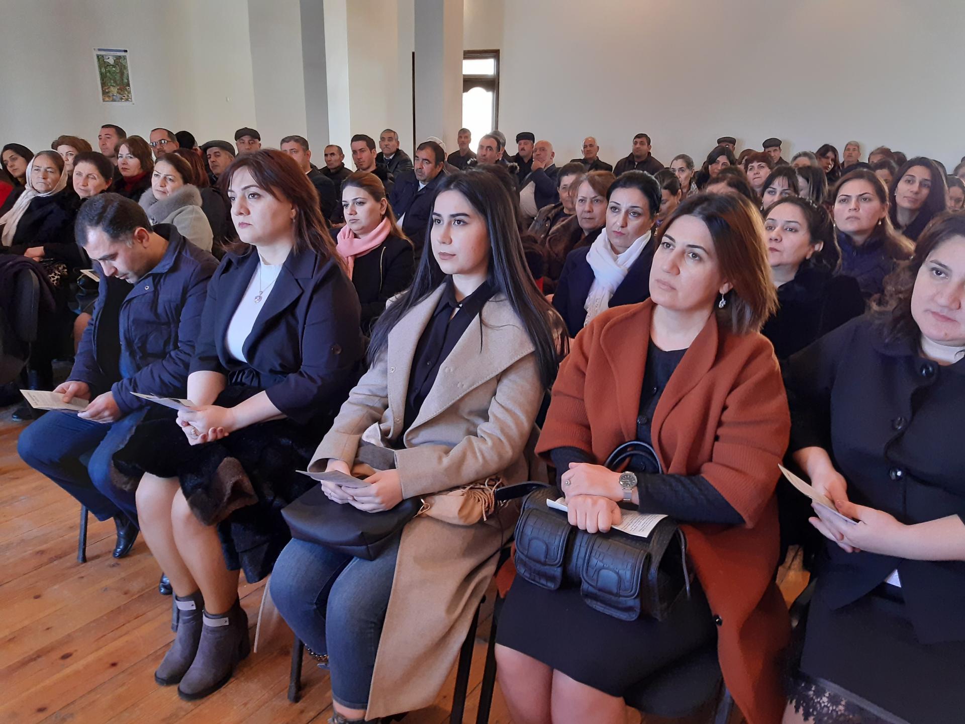 Bəxtiyar Əliyev seçicilərlə görüşlərini davam etdirir (FOTO)
