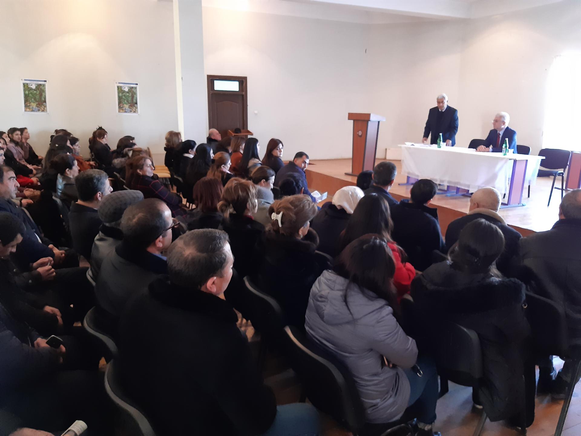 Bəxtiyar Əliyev seçicilərlə görüşlərini davam etdirir (FOTO)
