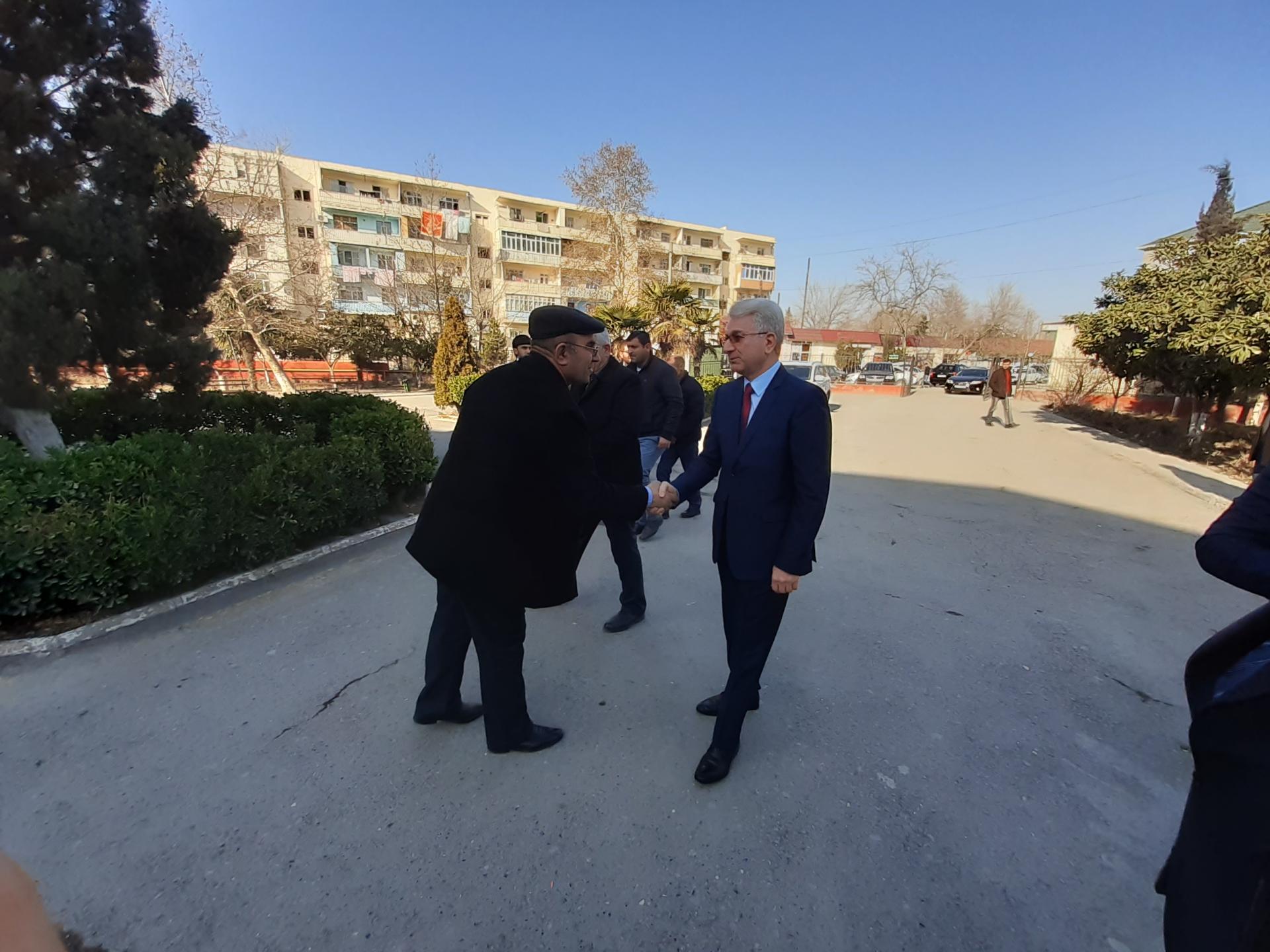 Bəxtiyar Əliyev seçicilərlə görüşlərini davam etdirir (FOTO)