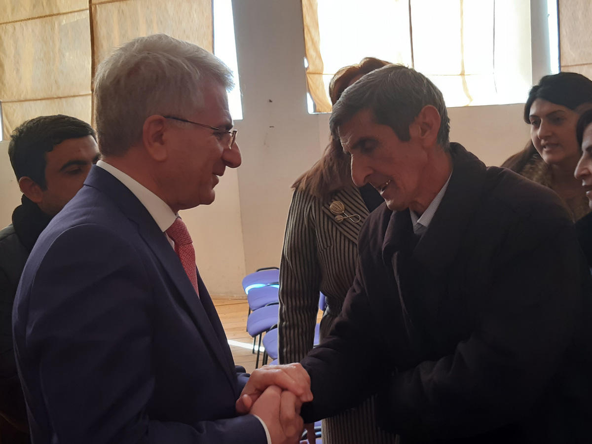 Bəxtiyar Əliyev seçicilərlə görüşlərini davam etdirir (FOTO)