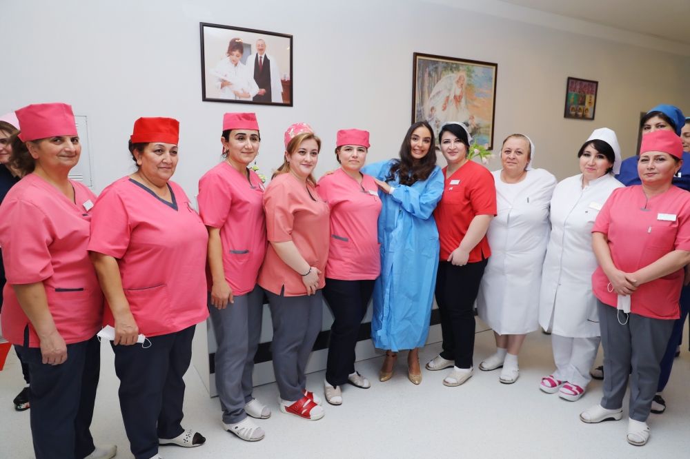 Heydər Əliyev Fondunun vitse-prezidenti Leyla Əliyeva 3 nömrəli Şəhər Klinik Xəstəxanasının doğum şöbəsində olub (FOTO)