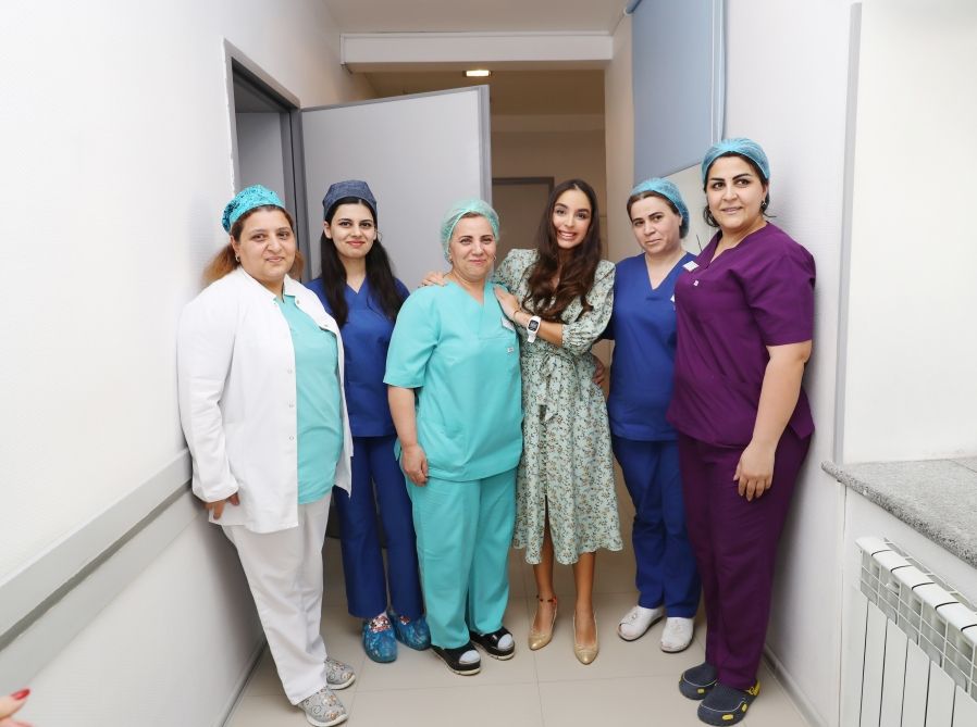 Heydər Əliyev Fondunun vitse-prezidenti Leyla Əliyeva 3 nömrəli Şəhər Klinik Xəstəxanasının doğum şöbəsində olub (FOTO)