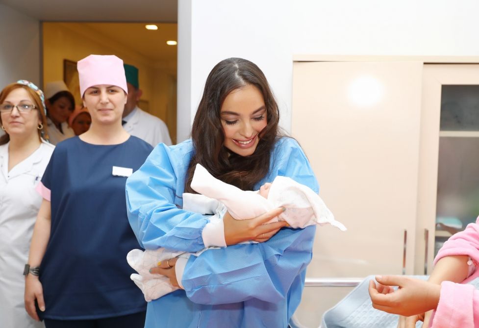 Heydər Əliyev Fondunun vitse-prezidenti Leyla Əliyeva 3 nömrəli Şəhər Klinik Xəstəxanasının doğum şöbəsində olub (FOTO)