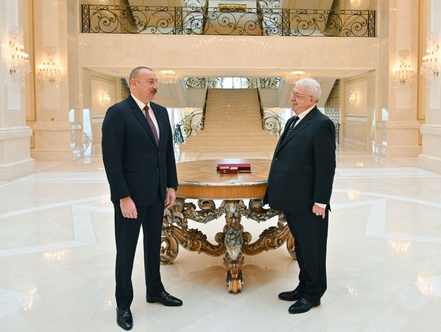 Prezident İlham Əliyev Mixail Qusmana “Şərəf” ordenini təqdim edib (FOTO) (YENİLƏNİB)