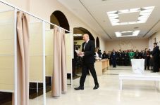 Azərbaycan Prezidenti İlham Əliyev və Birinci xanım Mehriban Əliyeva 6 saylı seçki məntəqəsində səs veriblər (FOTO/VİDEO)