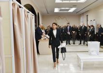 Azərbaycan Prezidenti İlham Əliyev və Birinci xanım Mehriban Əliyeva 6 saylı seçki məntəqəsində səs veriblər (FOTO/VİDEO)