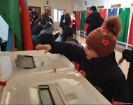 Azərbaycan xalqı parlament seçkilərində səs verir (FOTOREPORTAJ)