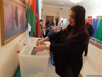 Azərbaycan xalqı parlament seçkilərində səs verir (FOTOREPORTAJ)