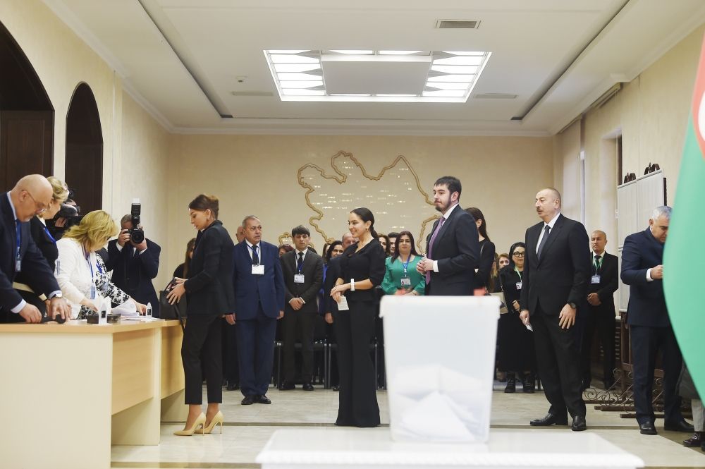 Azərbaycan Prezidenti İlham Əliyev və Birinci xanım Mehriban Əliyeva 6 saylı seçki məntəqəsində səs veriblər (FOTO/VİDEO)