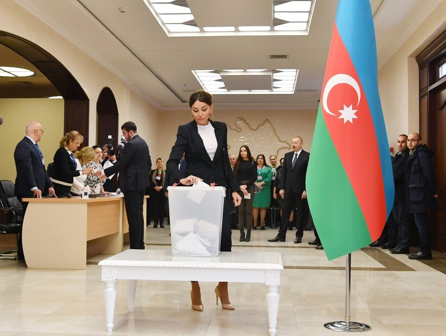 Azərbaycan Prezidenti İlham Əliyev və Birinci xanım Mehriban Əliyeva 6 saylı seçki məntəqəsində səs veriblər (FOTO/VİDEO)