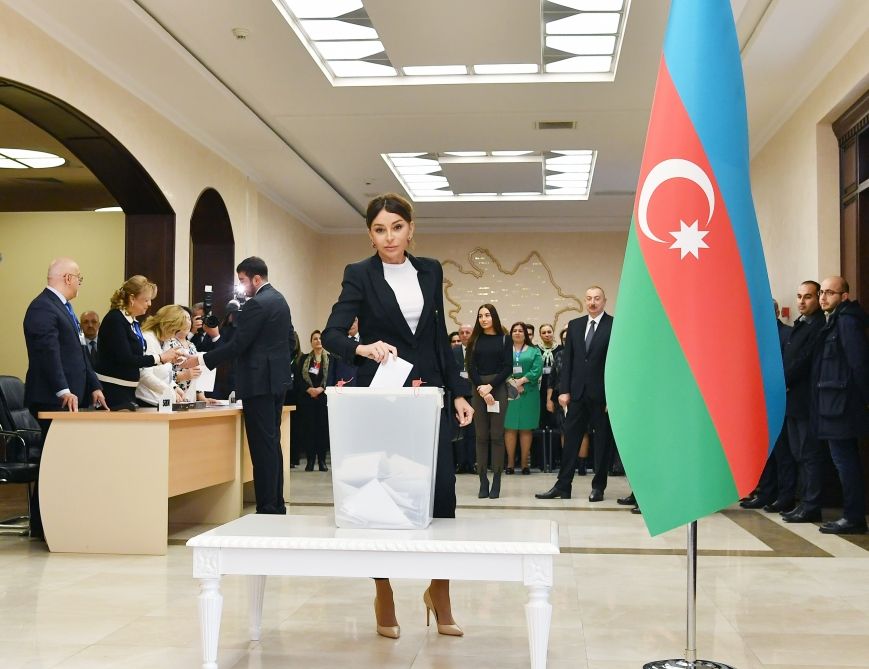 Azərbaycan Prezidenti İlham Əliyev və Birinci xanım Mehriban Əliyeva 6 saylı seçki məntəqəsində səs veriblər (FOTO/VİDEO)